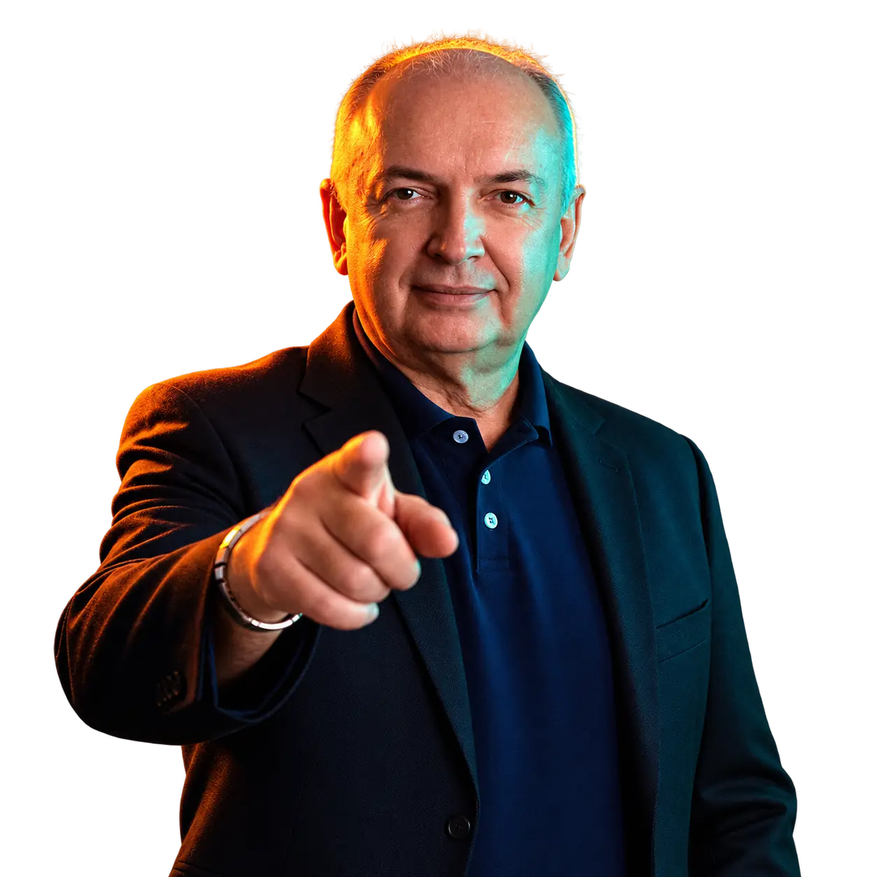 Farias, consultor especialista da Unimais Proteção Veicular, de terno, apontando para você